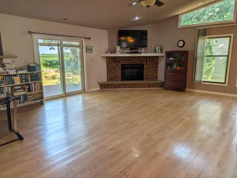 Living - 1016 Baxter Ln #1, Freeport, IL 61032 photo 1 of 4