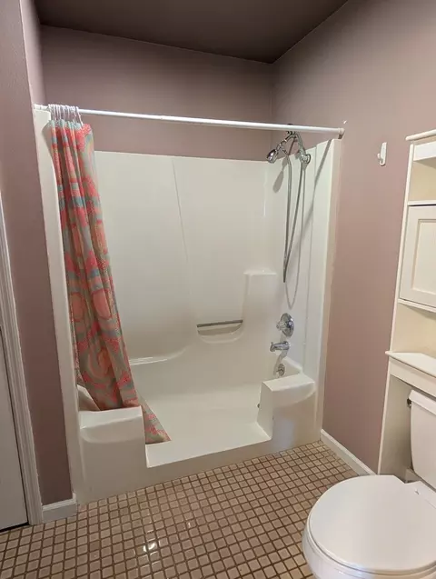 Bath - 1016 Baxter Ln #1, Freeport, IL 61032 photo 2 of 3