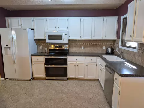 Kitchen - 1016 Baxter Ln #1, Freeport, IL 61032 photo 3 of 7