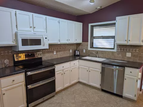 Kitchen - 1016 Baxter Ln #1, Freeport, IL 61032 photo 4 of 7