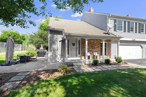 2 S758 Timber Dr, Warrenville, IL 60555