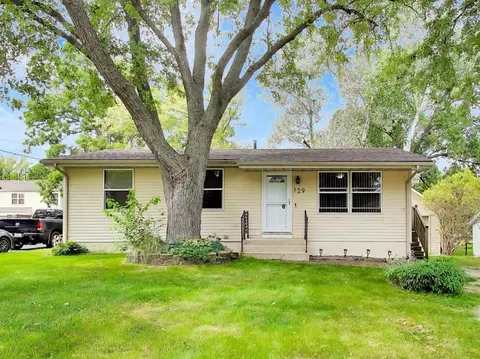 729 Brink St, Woodstock, IL 60098