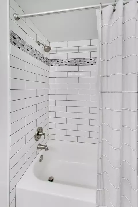 Bath - 1929 Baintree Rd, Lake Summerset, IL 61019 photo 3 of 5