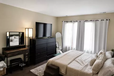 Bedroom - 1302 E Washington St #B1, Des Plaines, IL 60016 photo 9 of 10
