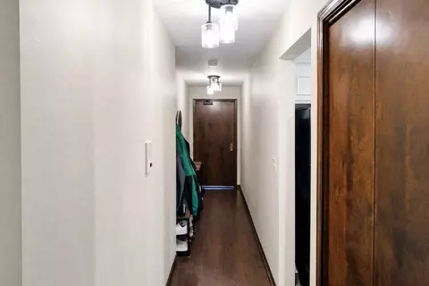 Entry Way - 1302 E Washington St #B1, Des Plaines, IL 60016 photo 3 of 3