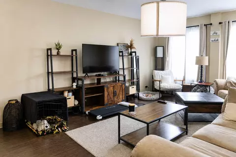 Living - 1302 E Washington St #B1, Des Plaines, IL 60016 photo 1 of 5