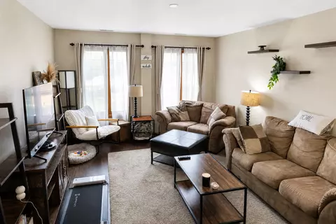 Living - 1302 E Washington St #B1, Des Plaines, IL 60016 photo 3 of 5