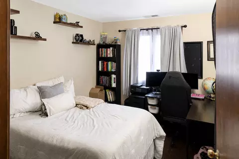 Bedroom - 1302 E Washington St #B1, Des Plaines, IL 60016 photo 1 of 10