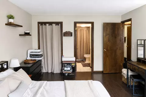 Bedroom - 1302 E Washington St #B1, Des Plaines, IL 60016 photo 8 of 10