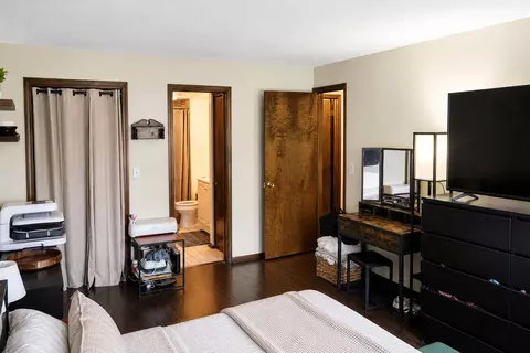 Bedroom - 1302 E Washington St #B1, Des Plaines, IL 60016 photo 10 of 10