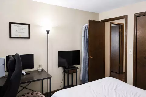 Bedroom - 1302 E Washington St #B1, Des Plaines, IL 60016 photo 3 of 10