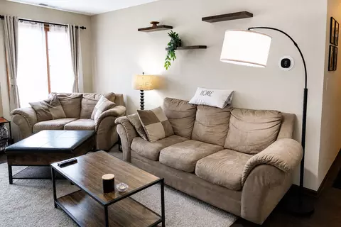 Living - 1302 E Washington St #B1, Des Plaines, IL 60016 photo 2 of 5