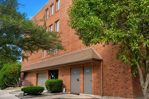 Exterior - 1302 E Washington St #B1, Des Plaines, IL 60016 photo 2 of 4