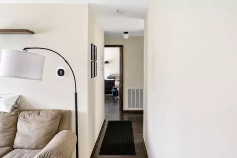 Entry Way - 1302 E Washington St #B1, Des Plaines, IL 60016 photo 2 of 3