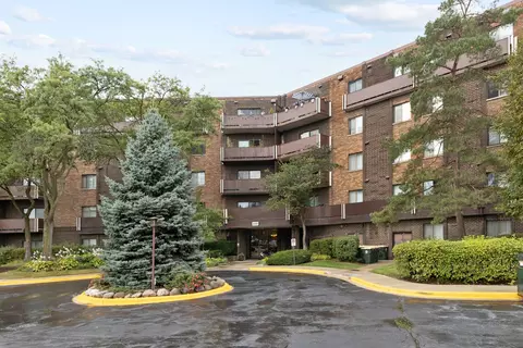840 Wellington Ave #303, Elk Grove Village, IL 60007