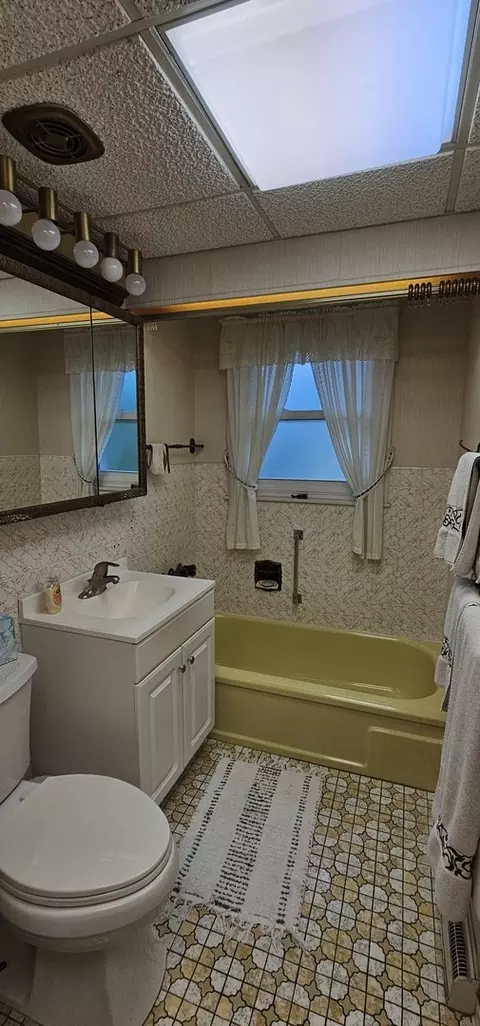 Bath - 2402 Cedar St, Rolling Meadows, IL 60008 photo 3 of 4