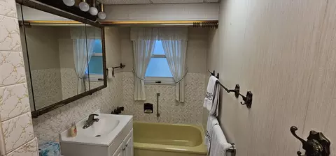 Bath - 2402 Cedar St, Rolling Meadows, IL 60008 photo 2 of 4