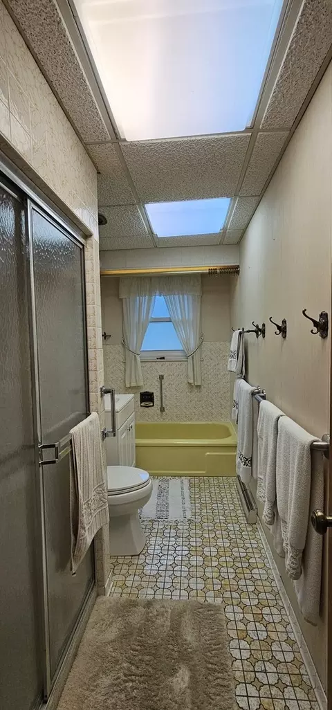Bath - 2402 Cedar St, Rolling Meadows, IL 60008 photo 1 of 4