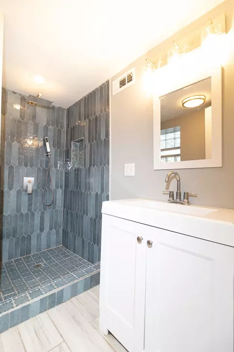 Bath - 2050 E 73rd St, Chicago, IL 60649 photo 6 of 6