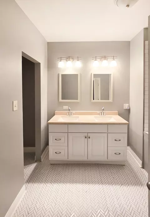 Bath - 2050 E 73rd St, Chicago, IL 60649 photo 4 of 6