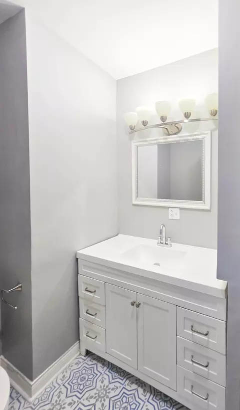 Bath - 2050 E 73rd St, Chicago, IL 60649 photo 3 of 6