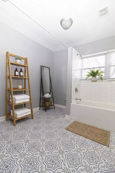 Bath - 2050 E 73rd St, Chicago, IL 60649 photo 1 of 6