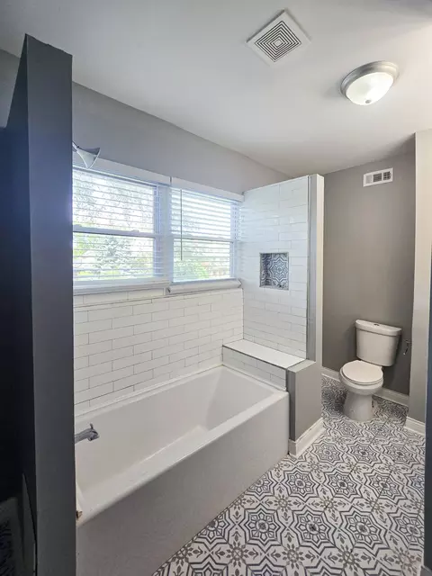 Bath - 2050 E 73rd St, Chicago, IL 60649 photo 2 of 6