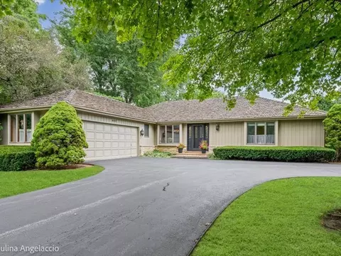 990 Burridge Ct, Libertyville, IL 60048