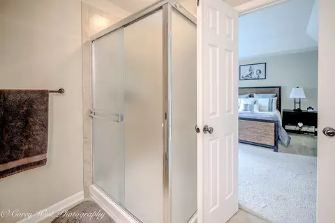 Bath - 4062 Pompton Ave, Elgin, IL 60124 photo 5 of 6