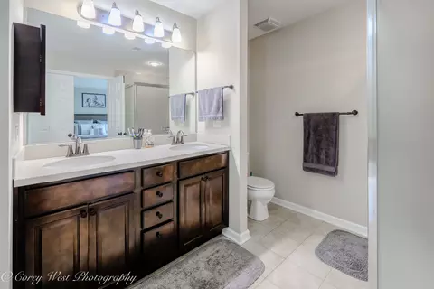 Bath - 4062 Pompton Ave, Elgin, IL 60124 photo 4 of 6
