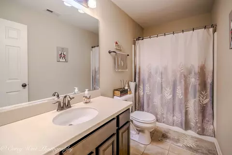 Bath - 4062 Pompton Ave, Elgin, IL 60124 photo 2 of 6