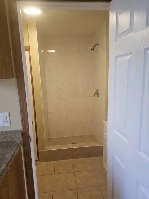 Bath - 556 24th Ave, Moline, IL 61265 photo 1 of 1
