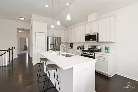 Kitchen - 4450 Monroe Ct, Naperville, IL 60564 photo 3 of 6