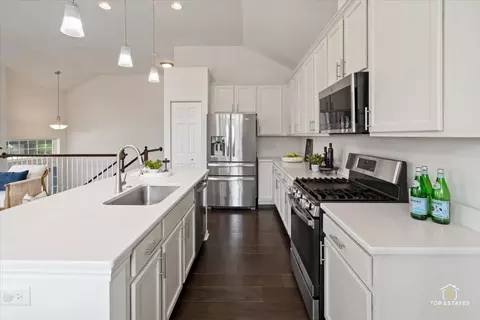 Kitchen - 4450 Monroe Ct, Naperville, IL 60564 photo 4 of 6