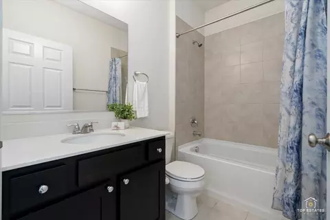 Bath - 4450 Monroe Ct, Naperville, IL 60564 photo 2 of 3
