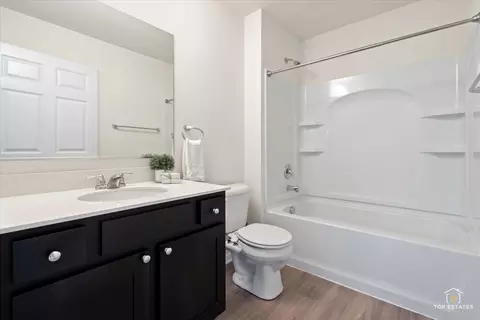 Bath - 4450 Monroe Ct, Naperville, IL 60564 photo 3 of 3