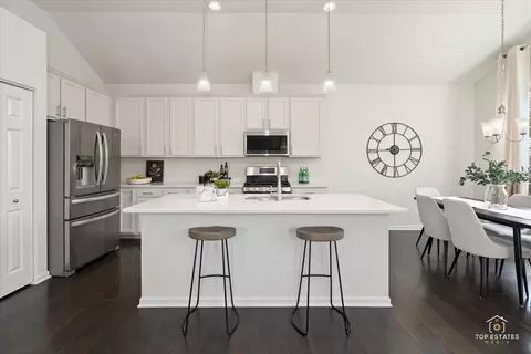 Kitchen - 4450 Monroe Ct, Naperville, IL 60564 photo 2 of 6