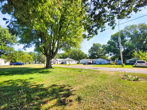342 S Elm St, Flora, IL 62839 photo 4