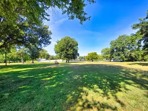 342 S Elm St, Flora, IL 62839 photo 2