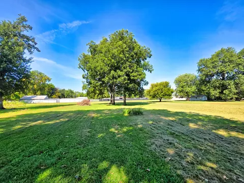 342 S Elm St, Flora, IL 62839 photo 6