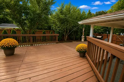 Exterior - 810 Hemlock Ave, Dixon, IL 61021 photo 7 of 14