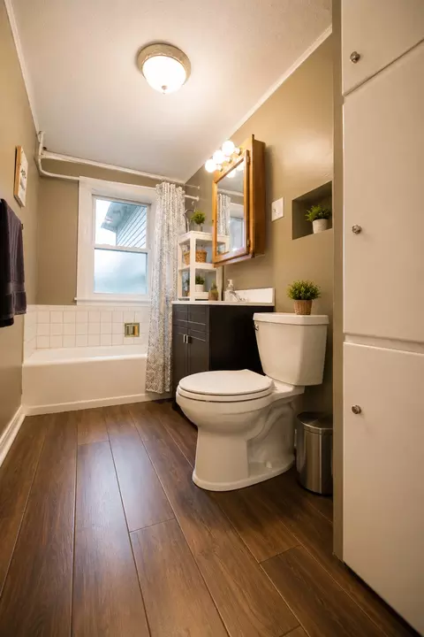 Bath - 810 Hemlock Ave, Dixon, IL 61021 photo 1 of 2