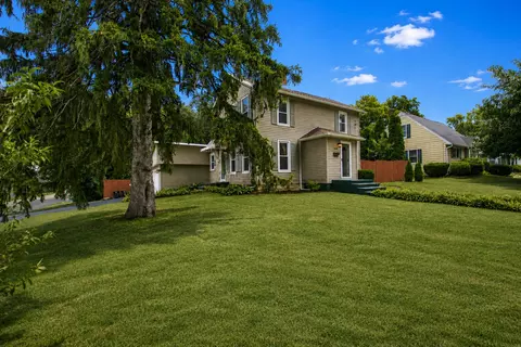 Exterior - 810 Hemlock Ave, Dixon, IL 61021 photo 3 of 14