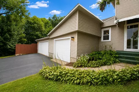 Exterior - 810 Hemlock Ave, Dixon, IL 61021 photo 4 of 14