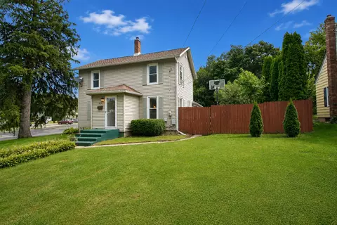 Exterior - 810 Hemlock Ave, Dixon, IL 61021 photo 2 of 14