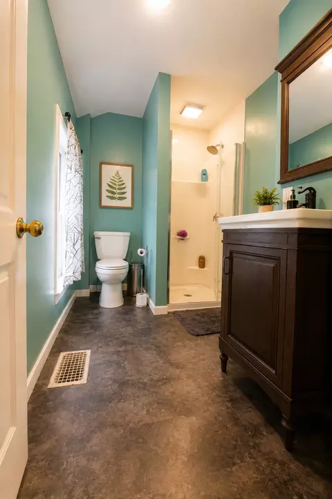 Bath - 810 Hemlock Ave, Dixon, IL 61021 photo 2 of 2