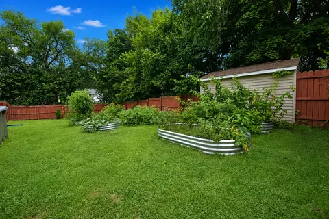 Exterior - 810 Hemlock Ave, Dixon, IL 61021 photo 13 of 14