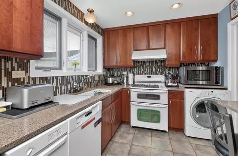Kitchen - 964 S 3rd Ave, Des Plaines, IL 60016 photo 1 of 1