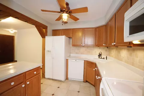 Kitchen - 1101 Pleasant Run Dr #1014, Wheeling, IL 60090 photo 2 of 2