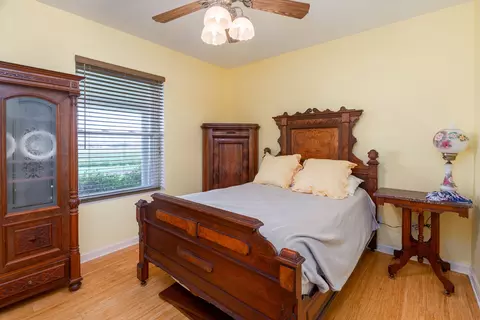 Bedroom - 4202 Walnut Ln, Junction, IL 62954 photo 4 of 6